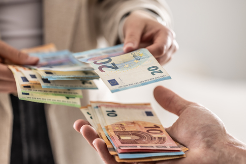 Zwei Personen übergeben sich Banknoten